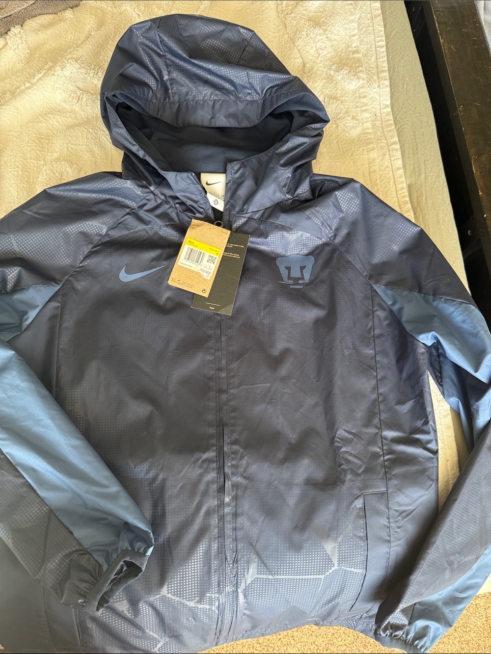 Nike Men’s Navy Hooded Lightweight Jacket with Subtle Logo